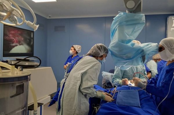 В Екатеринбурге онкохирурги впервые удалили желудок без полостного разреза - Фото 1