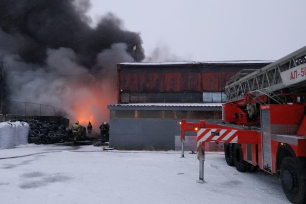 Появилось видео пожара на складе покрышек в Большом Истоке - Фото 1