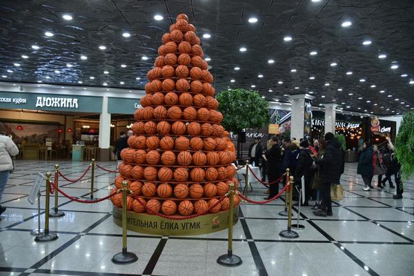 Баскетболистки БК УГМК поставили в «Гринвиче» новогоднюю елку из мячей - Фото 1