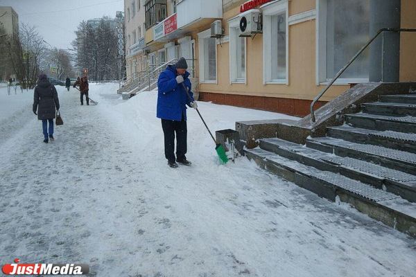 Службы благоустройства Екатеринбурга оперативно устраняют наледь с тротуаров - Фото 1