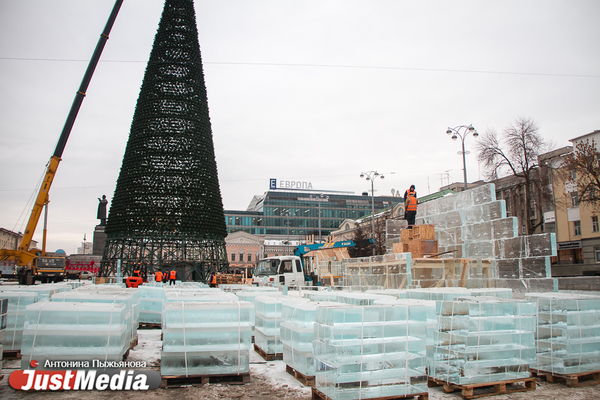 «Все готово на 50%». Подрядчик пообещал вовремя закончить подзадержавшееся строительство ледового городка в Екатеринбурге - Фото 1