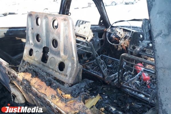 Ночью на ВИЗе сгорела Mazda Familia - Фото 1