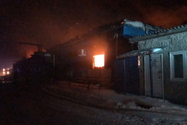 В Сухом Логу сгорел мясомолочный комбинат. Пожарные эвакуировали 320 коров - Фото 1