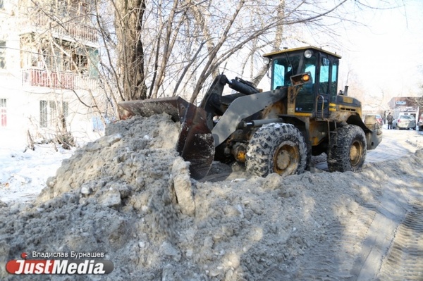 За новогодние праздники службы благоустройства Екатеринбурга вывезли на полигоны почти 100 тысяч тонн снега - Фото 1