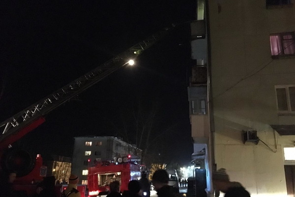 Ни ЖБИ ночью из горящего дома эвакуировали 32 человека - Фото 1