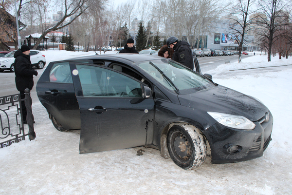 В Екатеринбурге приставы два часа выкуривали должницу по ЖКХ, чтобы арестовать ее «Форд» - Фото 1
