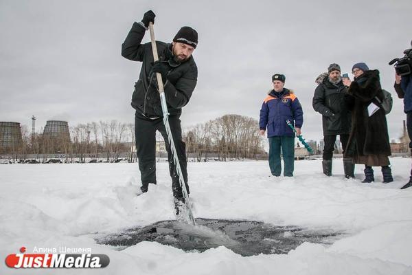 В Екатеринбурге начали вырезать первую прорубь на Верх-Исетском пруду - Фото 1