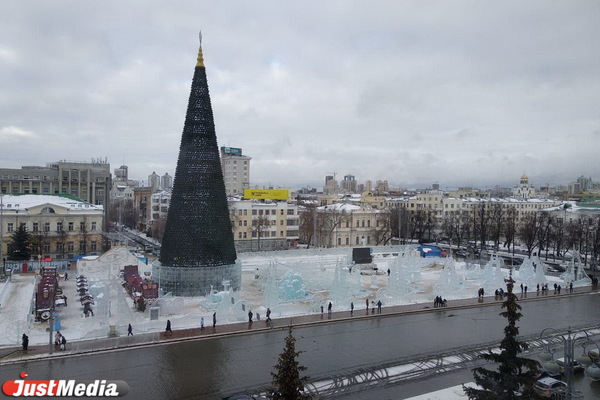В Екатеринбурге до 18 января закрыли ледовый городок  - Фото 1