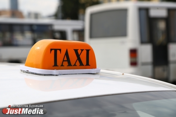 На ВИЗе пьяный пассажир накинулся на таксиста и завладел его «Маздой-3» - Фото 1