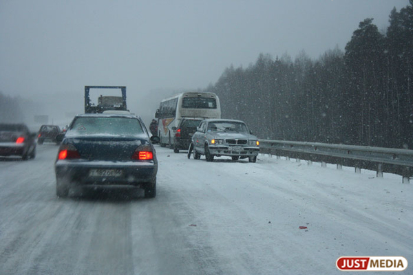 «Уралуправтодор» попросил водителей УрФО отказаться от длительных поездок из-за похолодания до -32 градусов - Фото 1