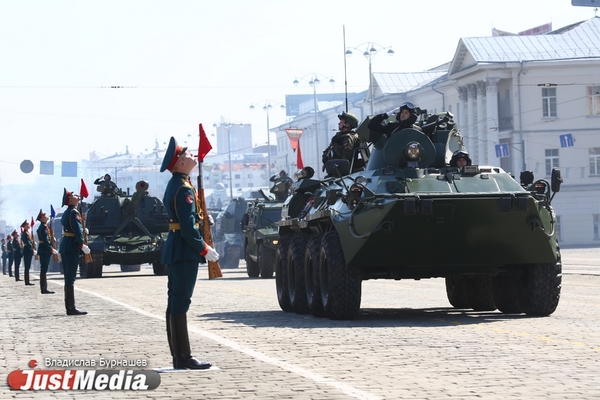 Впервые в параде Победы в Екатеринбурге примут участие истребители Су-34 и танки Т-80 - Фото 1