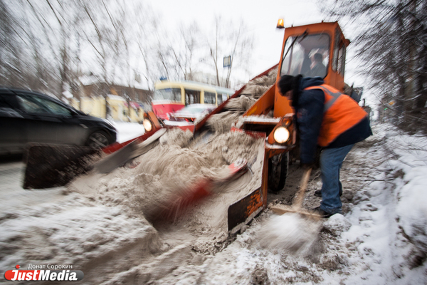 Больше 300 уборочных машин борются с последствиями снегопада на дорогах Свердловской области - Фото 1