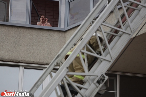 В Екатеринбурге из-за горящего балкона из девятиэтажки эвакуировали 40 человек - Фото 1