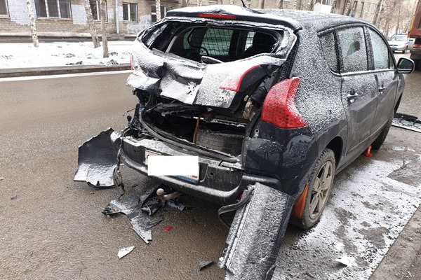 В Екатеринбурге в столкновении грузовика и легковушки пострадали двое детей  - Фото 1