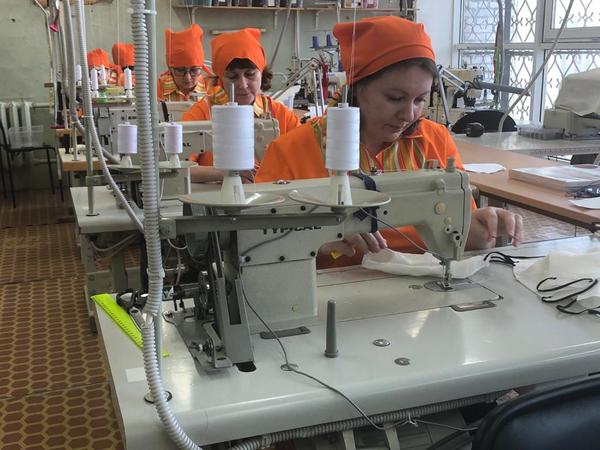 Свердловские швейные фабрики начнут выпускать маски - Фото 1