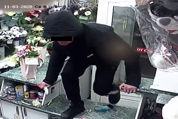 В Екатеринбурге 17-летний парень с ножом в руках совершил налет на цветочный магазин  - Фото 1