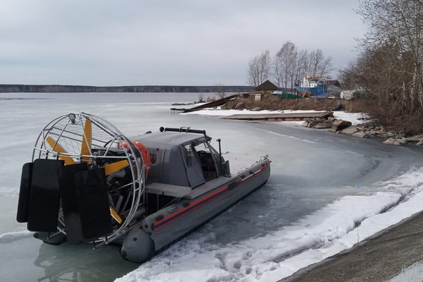 На Белоярском водохранилище рыбак провалился под лед - Фото 1