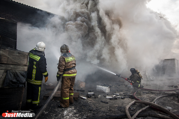 В Екатеринбурге в шестиэтажке сгорела закрывшаяся парикмахерская - Фото 1