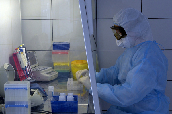 В Екатеринбурге лаборатория больницы «РЖД-Медицина» начала делать тесты на коронавирус - Фото 1