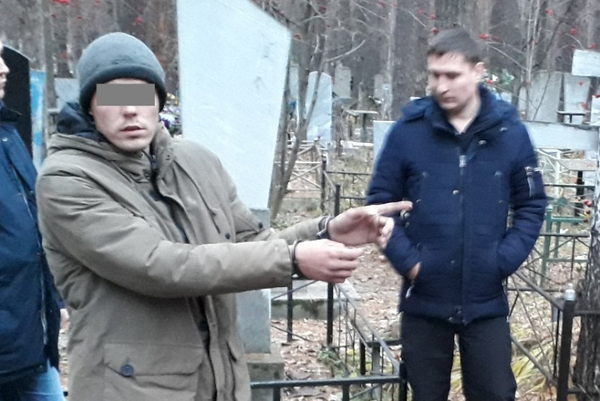 В Екатеринбурге осудили отморозка, который на кладбище с другом облил пенсионера растворителем и поджег  - Фото 1
