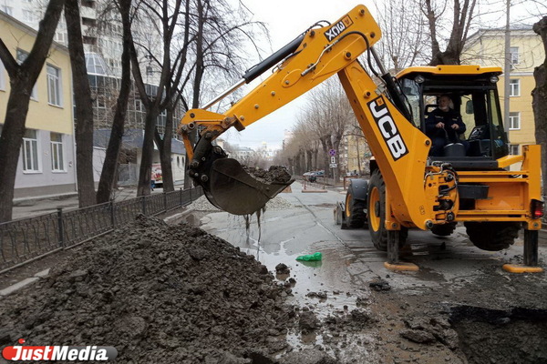 В Екатеринбурге начали устранять коммунальное ЧП в переулке Красный, из-за которого перекрыли дорогу - Фото 1