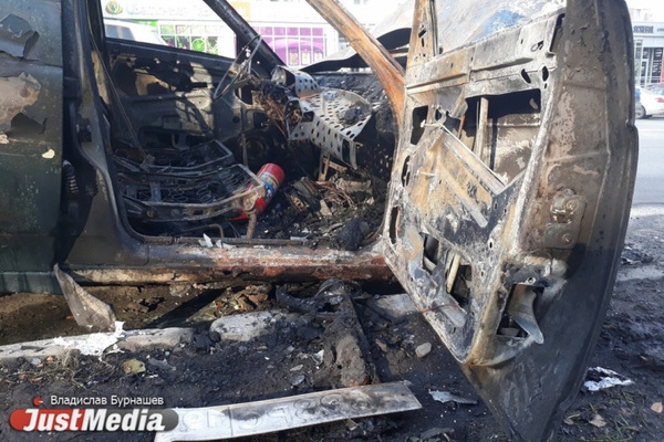В Екатеринбурге по факту сгоревшего на Кислородной такси начали проверку  - Фото 1