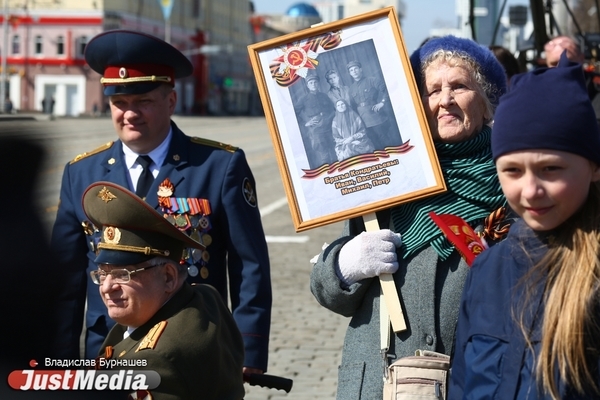 В этом году Бессмертный полк в Свердловской области пройдет в формате «на балконе» - Фото 1