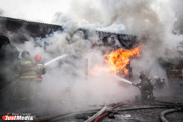 В Екатеринбурге 9 пожарных машин боролись с огнем в коллективном саду   - Фото 1