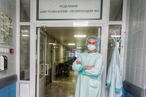 Около 600 студентов Уральского медуниверситета работают в больницах, помогая врачам в период пандемии - Фото 1