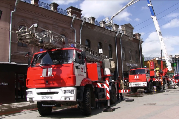  В Екатеринбурге на Вайнера 19 машин тушили пожар в двухэтажном объекте культурного наследия - Фото 1