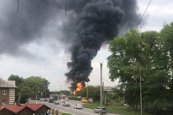 В Екатеринбурге горит кирпичный завод - Фото 1