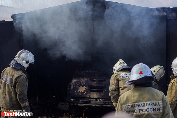 Ночью в Екатеринбурге сгорел «Рено Логан» и гараж - Фото 1