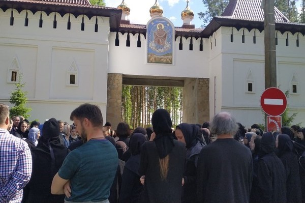 Опальный схиигумен Сергий не собирается покидать Среднеуральский монастырь - Фото 1