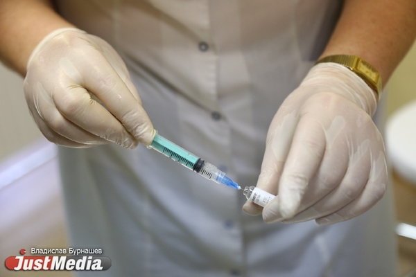 В Свердловской области добровольцам поставили первые прививки от коронавируса - Фото 1