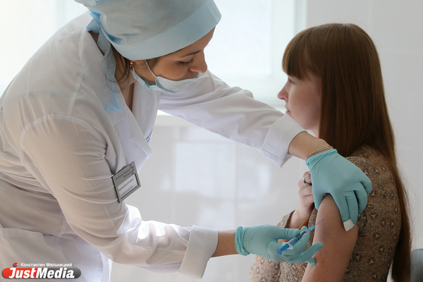 В Свердловской области 12 добровольцев поставили прививку от коронавируса - Фото 1