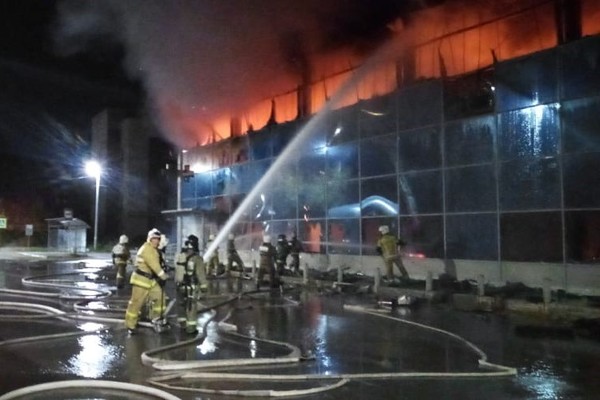 В Богдановиче всю ночь тушили горевший торговый центр - Фото 1