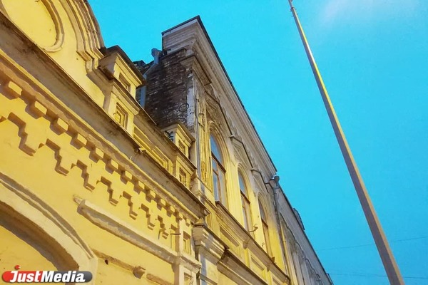В центре Екатеринбурга начал разрушаться дом Рязанова - Фото 1