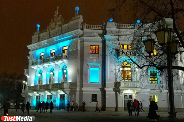 Госохрана: здание оперного театра в Екатеринбурге разрушает современная подсветка - Фото 1