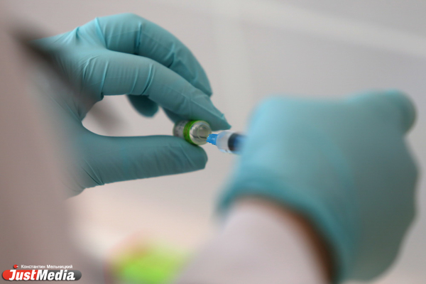 В Екатеринбурге врачам начали ставить прививки от коронавируса - Фото 1