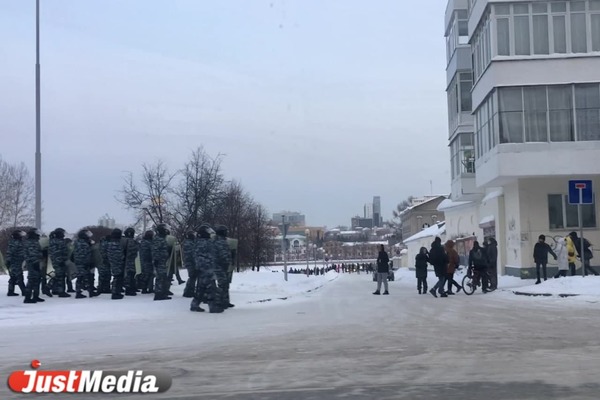 Участников шествия Алексея Навального начали задерживать - Фото 1