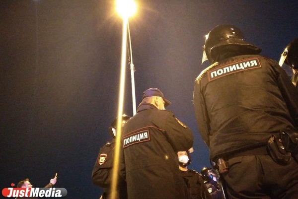 На несанкционированном митинге в поддержку Алексея Навального в Екатеринбурге задержали 11 человек - Фото 1