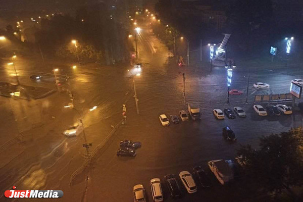 В Екатеринбурге после ночного ливня погасли светофоры - Фото 1