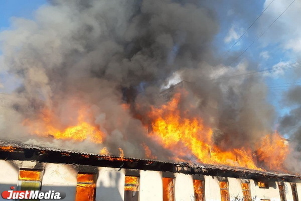 В Екатеринбурге прошедшей ночью сгорело здание бывшего клуба - Фото 1
