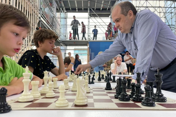 Международный гроссмейстер устроил четырехчасовой сеанс одновременной игры в центре Екатеринбурга - Фото 1