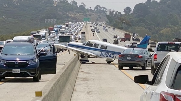 Небольшой самолет приземлился на шоссе в Калифорнии - Фото 1