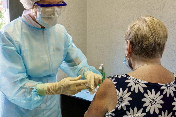 Более семи тысяч екатеринбуржцев смогли вакцинироваться от коронавируса во дворах - Фото 1