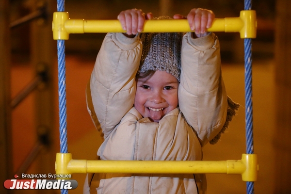 Алиса Симонова, 4 года: «Сегодня холодная погода, у меня сопли и кашель». В Екатеринбурге -4 градуса - Фото 1