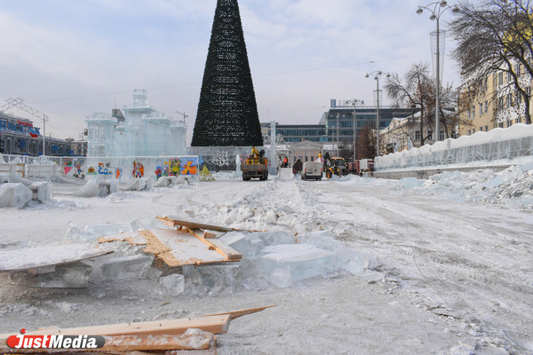 В Екатеринбурге начался разбор главного ледового городка - Фото 1