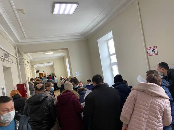 Екатеринбуржцы продолжают жаловаться на огромные очереди в больницах - Фото 1