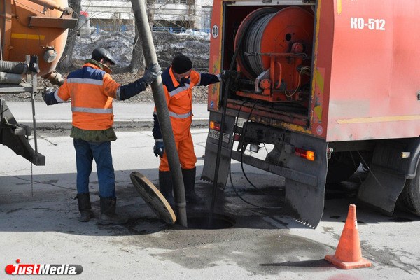 Как в Екатеринбурге чистят ливневые канализации - Фото 1